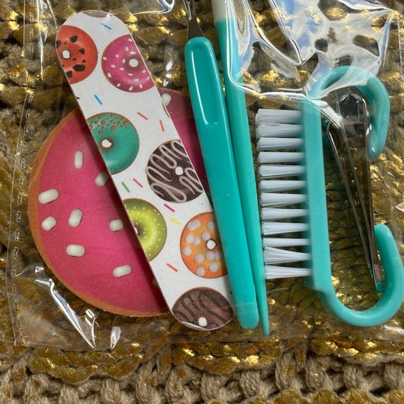 NIP “Donut Theme” 6 Piece Nail Pedicure/ Manicure Tool Set 🍩🤍🍩 Sassy+Chic - Picture 3 of 4